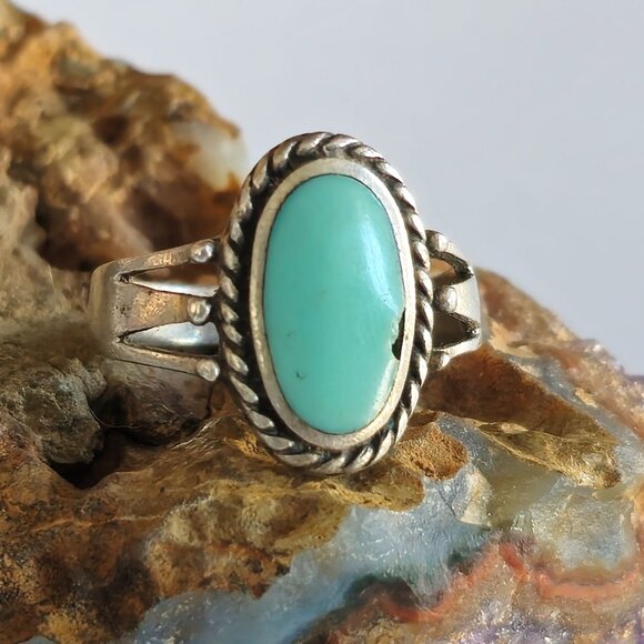 CW Jewelry - VTG CW Sterling Silver Oval Turquoise Ring Size 7 Rope Detail Split Shank Read